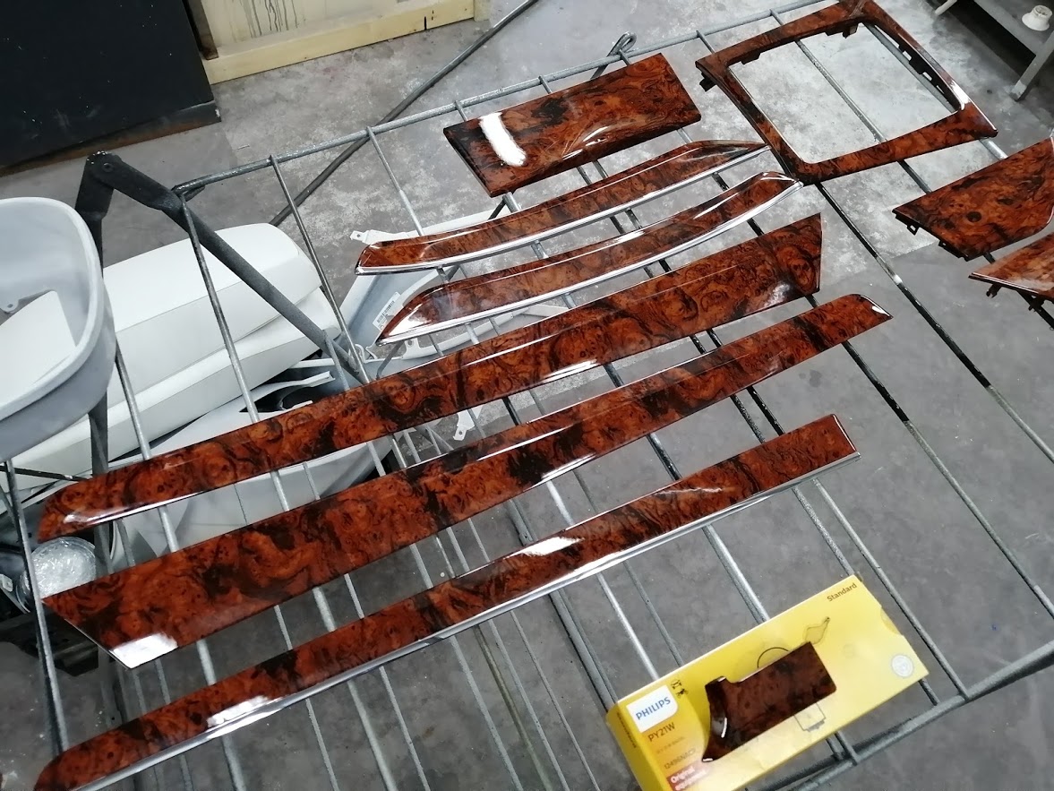 Mercedes-Benz E200 cabrio notenhout