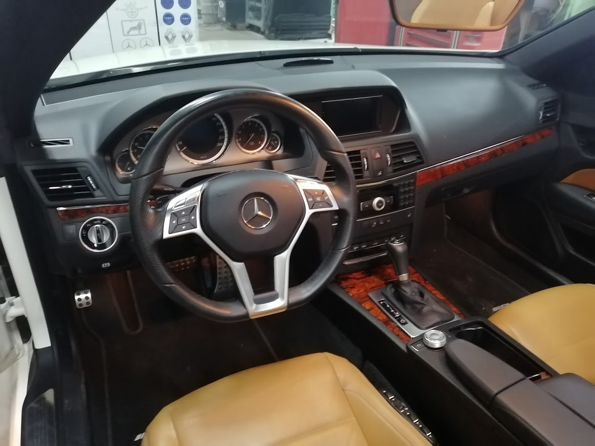 Mercedes-Benz E200 cabrio notenhout